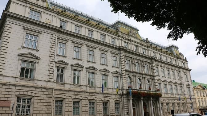 Працівницю ЛОВА звільнили після відмови встати під час гімну України. Підсумки доби