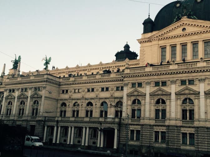 На вихідні у оперу: неповнолітні у Львові піднялись на дах архітектурної пам'ятки