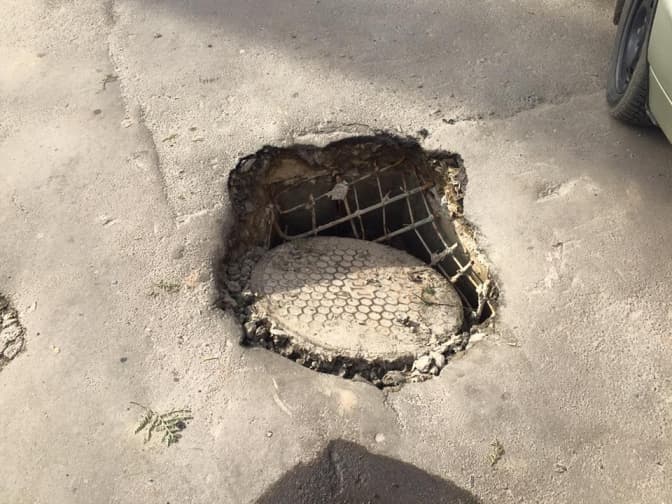 Ситуація на дорогах Львова: на вулиці Варшавській провалився люк