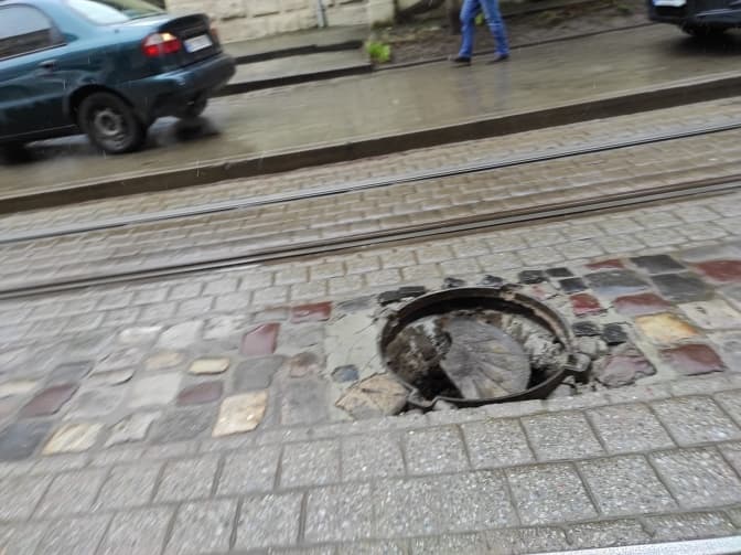 У Львові посеред вулиці знову виявили аварійний люк. Фотофакт