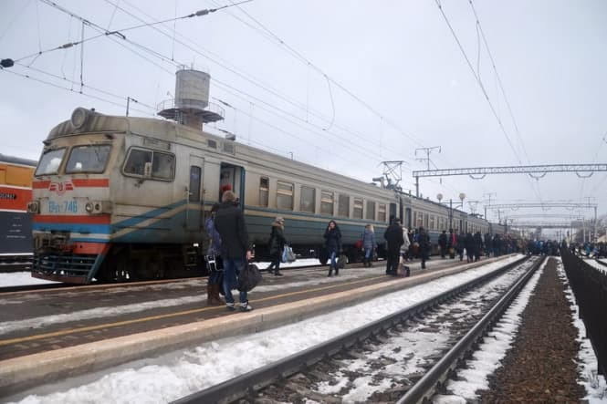 Приміські поїзди зі Львова тимчасово змінили розклад руху