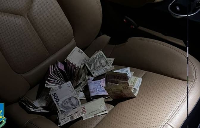 В автомобілі знайшли пів млн грн. Поліція затримала працівницю Львівської митниці