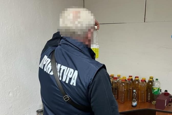 На Львівщині виявили підпільний завод із виробництва палива