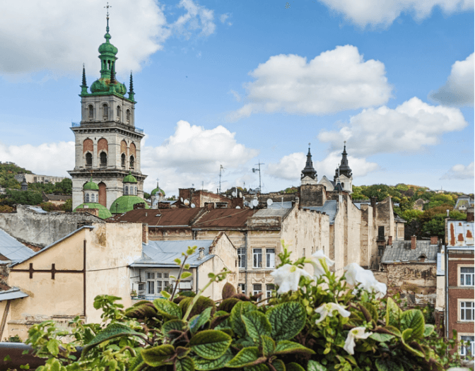 Петиція про демонтаж пам'ятника сину Моцарта і сліпий кобзар у центрі Львова. Головне за добу