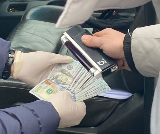 Високопосадовець райвідділу поліції вимагав хабар у розмірі 2,5 тис. доларів на Львівщині
