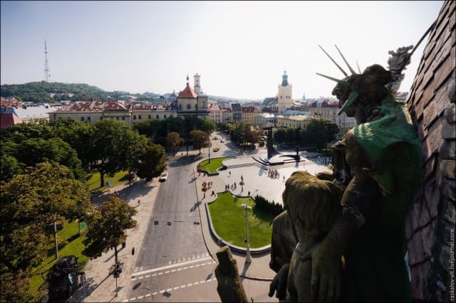 Більше місяця центр Львова буде закритий для руху транспорту