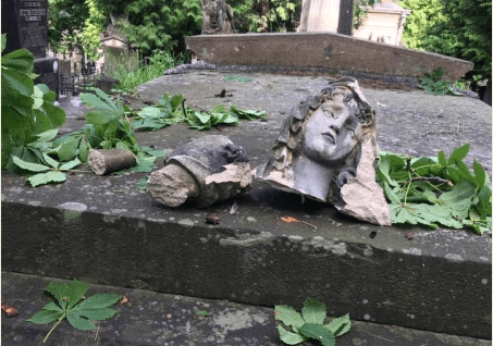 Буревій понищив понад 70 надгробків на Личаківському цвинтарі. Фото
