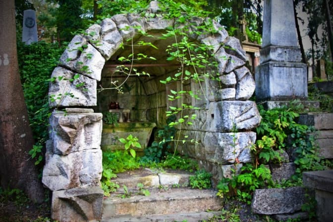 На Личаківському цвинтарі подорожчали квитки і поховання