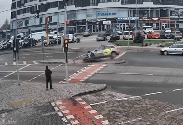 Фотоскрін із відео на гарячій лінії міста