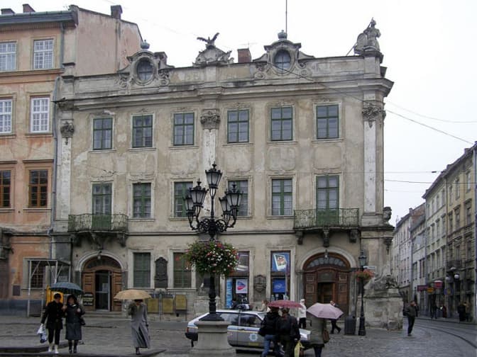 На палац Любомирських у Львові повернули відреставровані вази