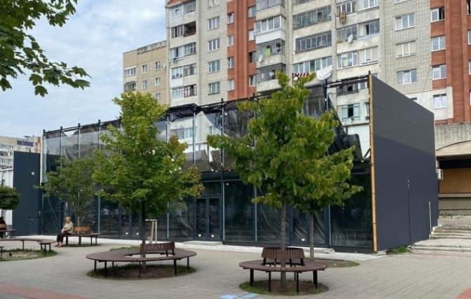 На території Скверу Гідності зносять незаконний МАФ