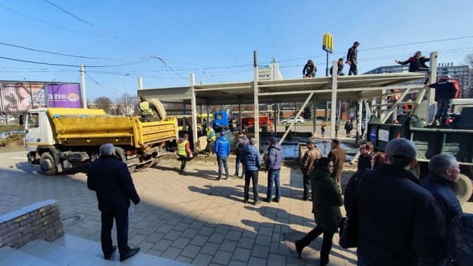 Фото дня. У Львові демонтують МАФ на проспекті Чорновола