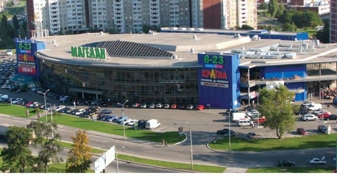 У Києві демонтують гігантські рекламні конструкції висотою у семиповерховий будинок