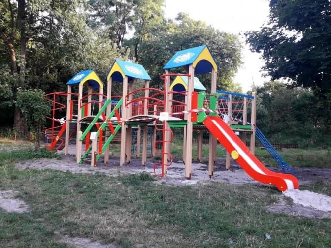 У Львові встановили дитячий і спортивний майданчики у парку «Знесіння»