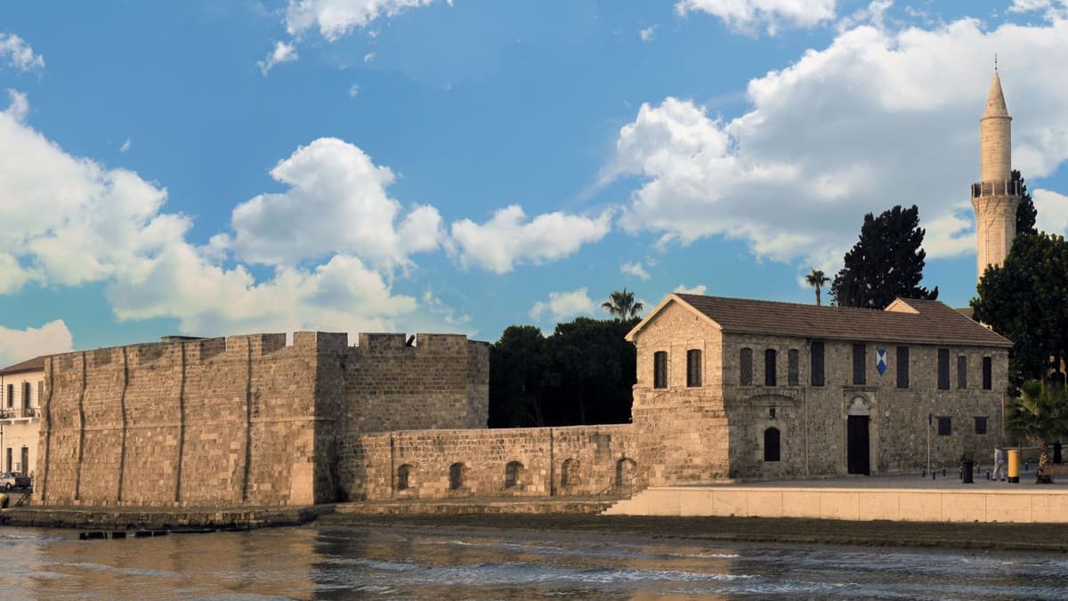 Куди полетіти зі Львова. На Кіпр до моря і тисячі фламінго