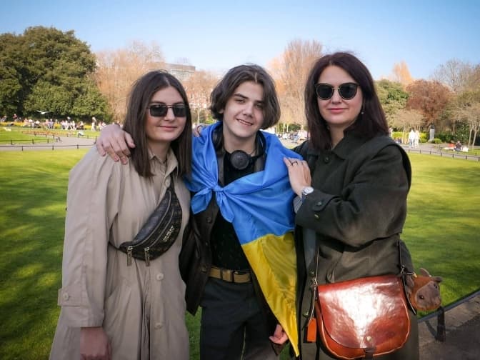 «Тут ти все одно на чужині, навіть якщо є дорога елітна школа». Плюси і мінуси навчання за кордоном