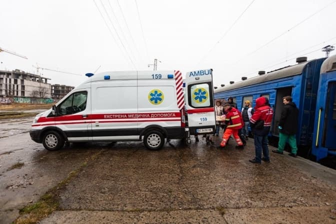 До Львова доправили важкопоранених маріупольців, яких обстріляли росіяни