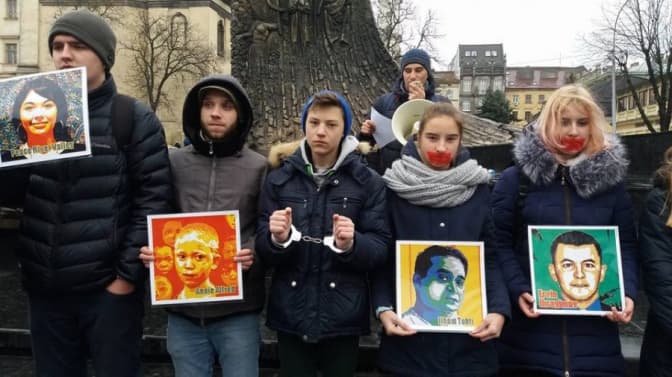 Фото дня: львів’яни взяли участь у флешмобі до Дня захисту прав людини