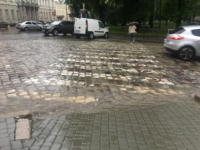 У Львові злива затопила вулиці. Фото, відео