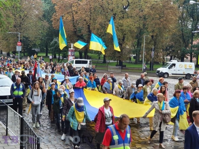 Львів'яни вийшли на Марш нескорених, щоб подякувати військовим. Фото, відео