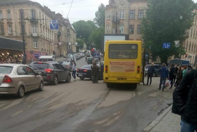 У Львові водій маршрутки знепритомнів і виїхав на зупинку. Фото