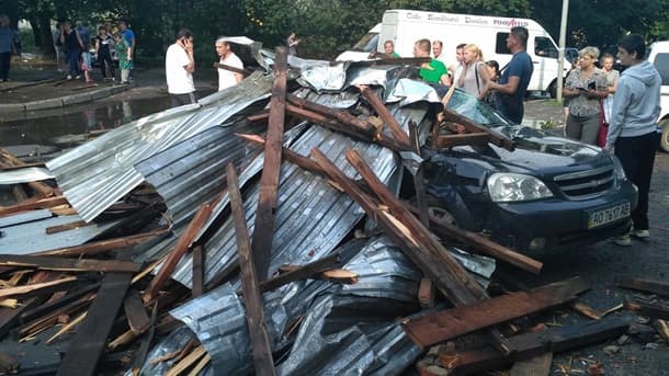 Львів’янин відсудив понад ₴140 тис. у комунальників за постраждалу під час бурі машину