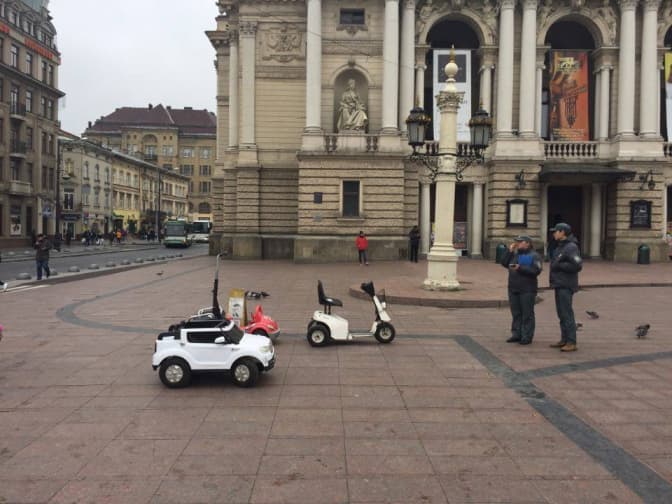 Заборона дитячих машинок перед Оперним театром. У Львові створять робочу групу