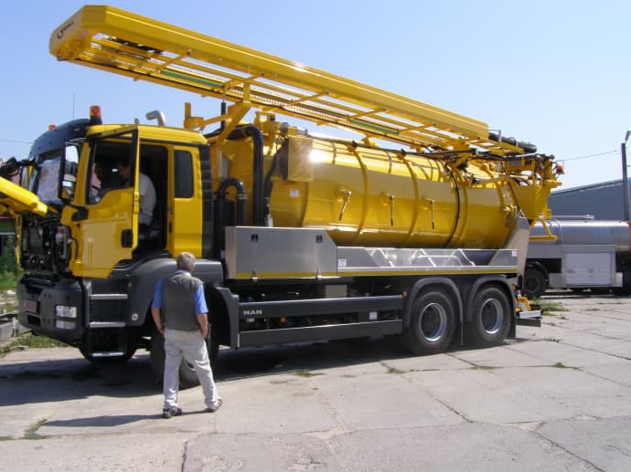 У Львові з'явилася спеціальна машина для промивки колекторів