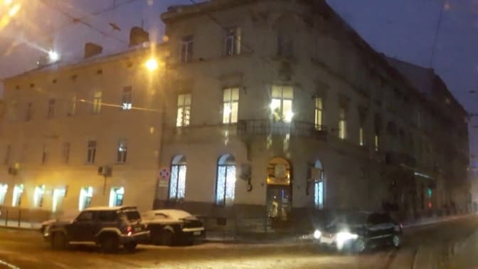 На площі Соборній у Львові трамвай зійшов з рейок