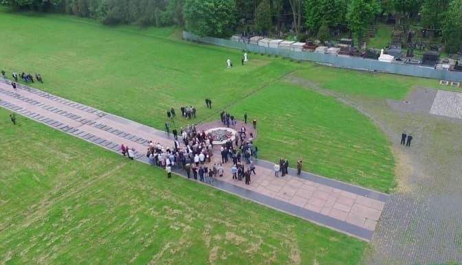 «Це наруга». Адміністрація цвинтаря про засмагання на Марсовому полі Львова