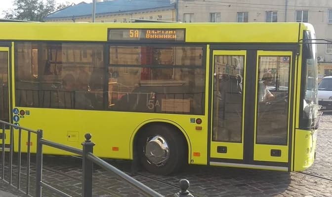 До Винників запустили нові великі автобуси