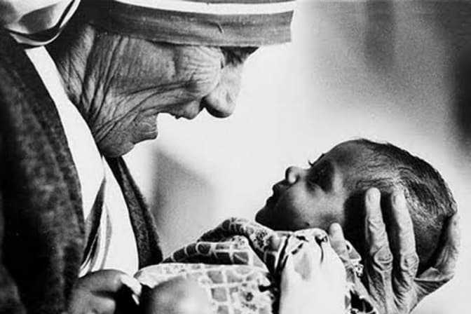 Матір Терезу офіційно визнають святою. 20 заповідей монахині