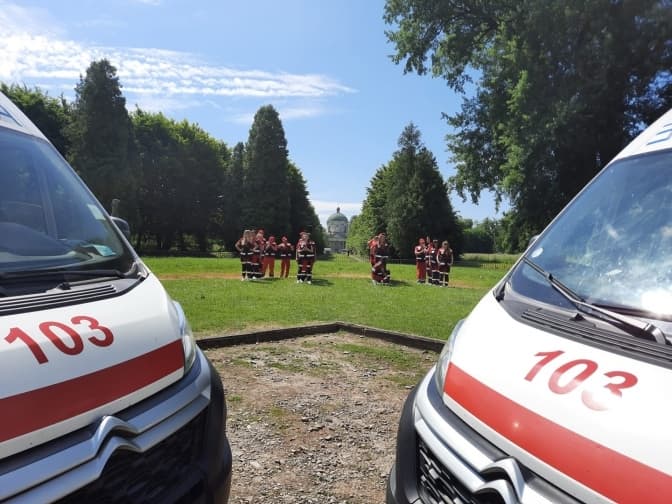 Медики станцювали під відомий хіт біля Підгорецького замку. Відео