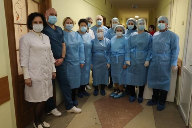 Медиків 8-ї лікарні Львова вакцинували від коронавірусу. Фото