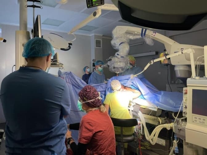 Львівські лікарі провели 15-річному хлопцю операцію на мозку з пробудженням