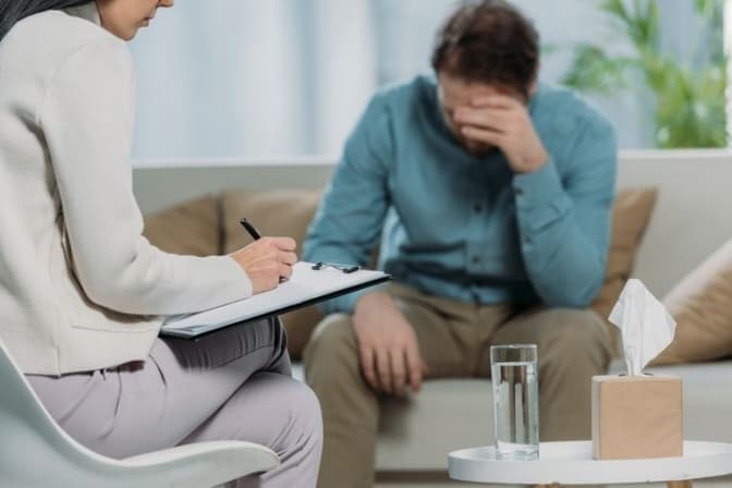 У Львові психологів закликають допомагати переселенцям на вокзалі