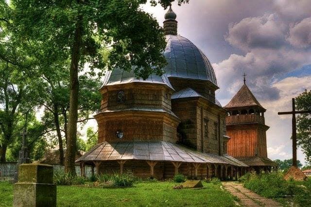 Куди поїхати на вихідні зі Львова: галицьке містечко зі старовинним костелом