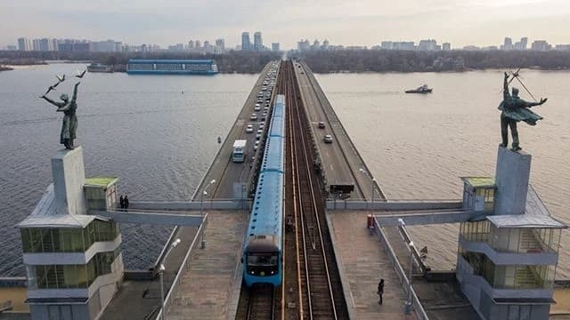 У Києві відновили рух поїздів на червоній лінії метро, але з обмеженнями в графіку