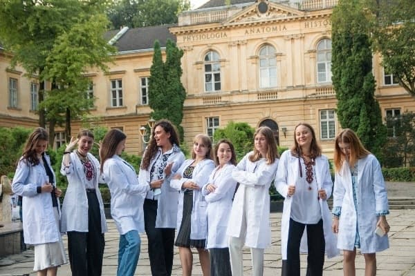У Львівському медуніверситеті щорік знижується прохідний бал. Чому так і на що найбільше вступали
