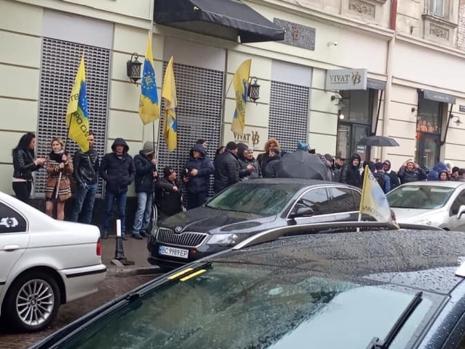 У Львові мітингують власники автівок на єврономерах: що вимагають. Фото, відео