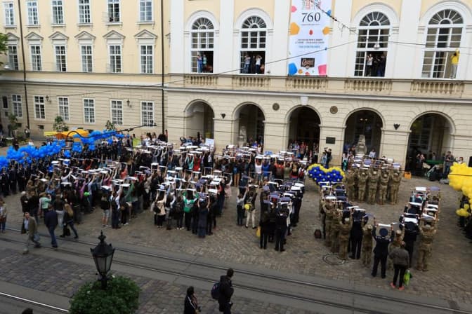 Фото дня: у Львові відбувся флеш-моб до Дня міста