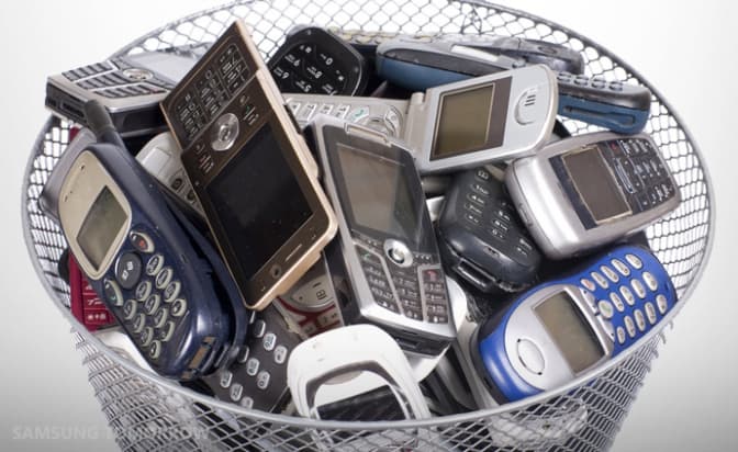 Для військових розвідників у Львові збирають старі мобільні телефони