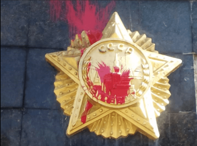 Монумент Слави у Львові облили червоною фарбою. Фото