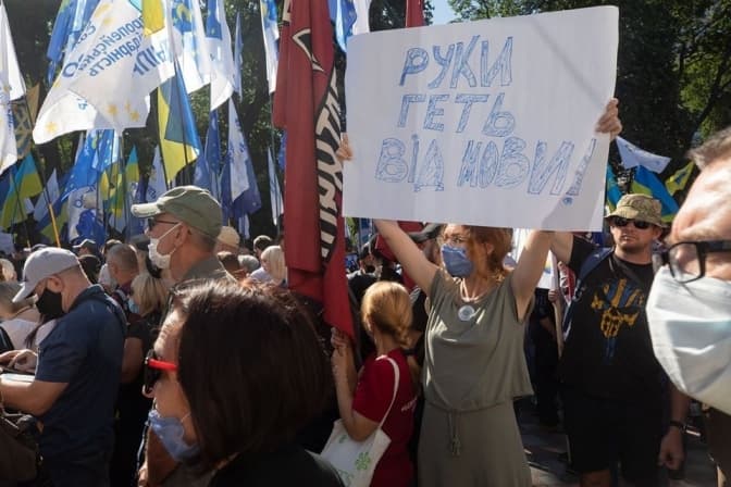 Війна за мову. Рада таки розгляне скандальний законопроєкт Бужанського