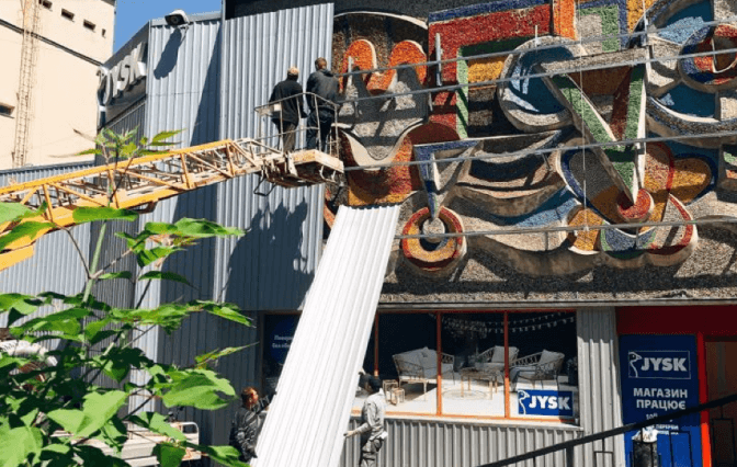 На Сахарова нарешті відкрили унікальне панно, яке 10 років ховали під вагонкою