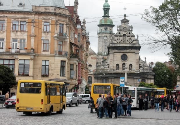 До кладовищ Львова у поминальні дні курсуватиме більше транспорту
