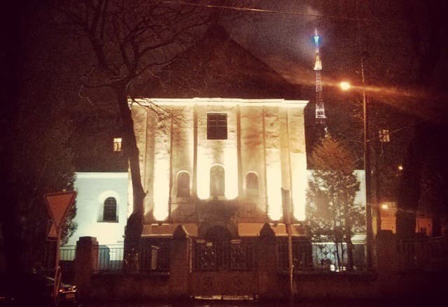 У Львові підсвітили найстаріший храм. Фото