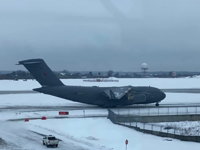 У Львові приземлився натівський літак. Фото дня