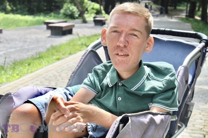 Хворий на СМА львів’янин просить допомоги, щоб стримати недугу