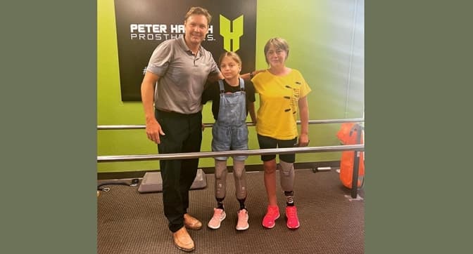 Мама і донька з Краматорська, які втратили ноги через артобстріл, знову вчаться ходити